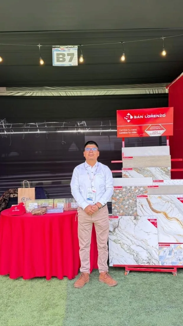 Integrante del equipo de WASI en un stand de feria del sector construcción