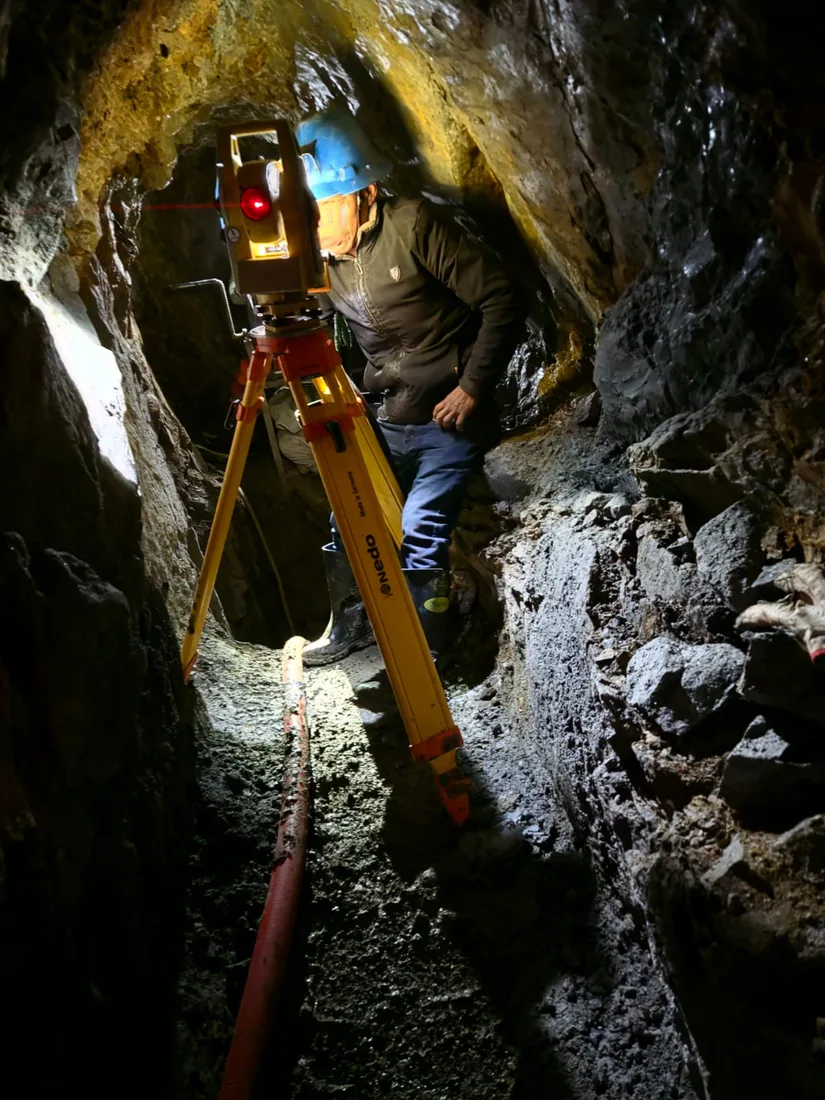 Topógrafo de WASI con estación total dentro de una labor minera subterránea